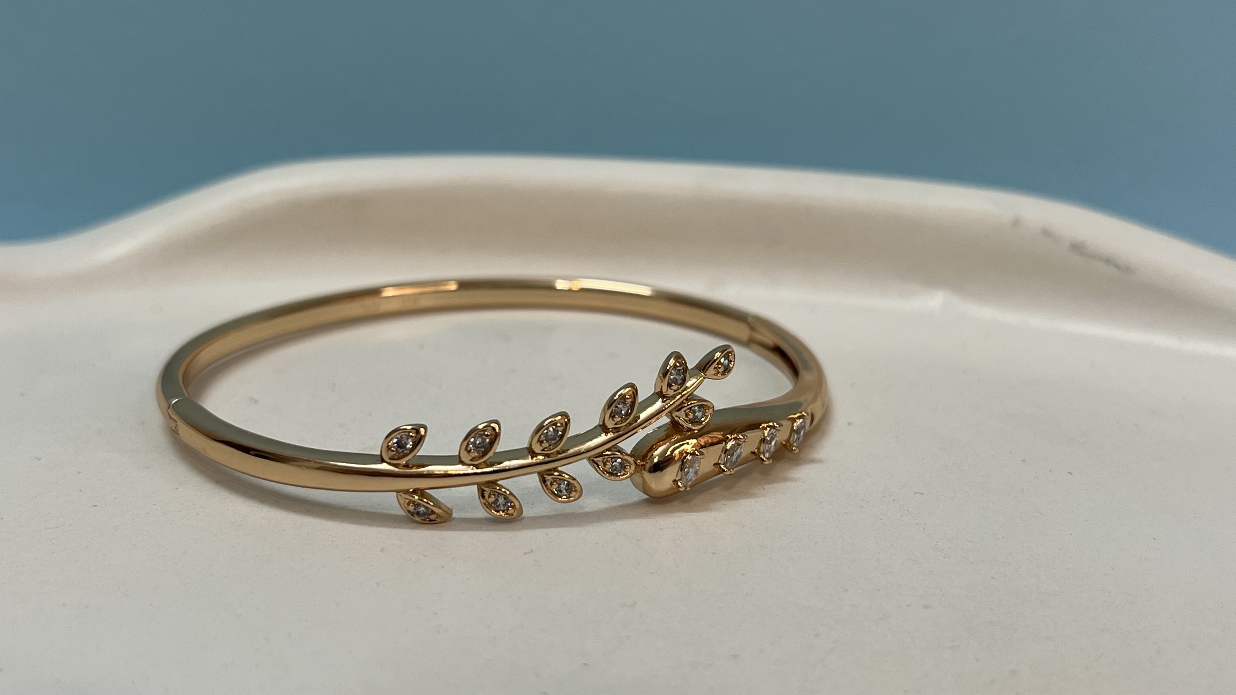 دستبند النگویی زنانه طرح گلبرگ