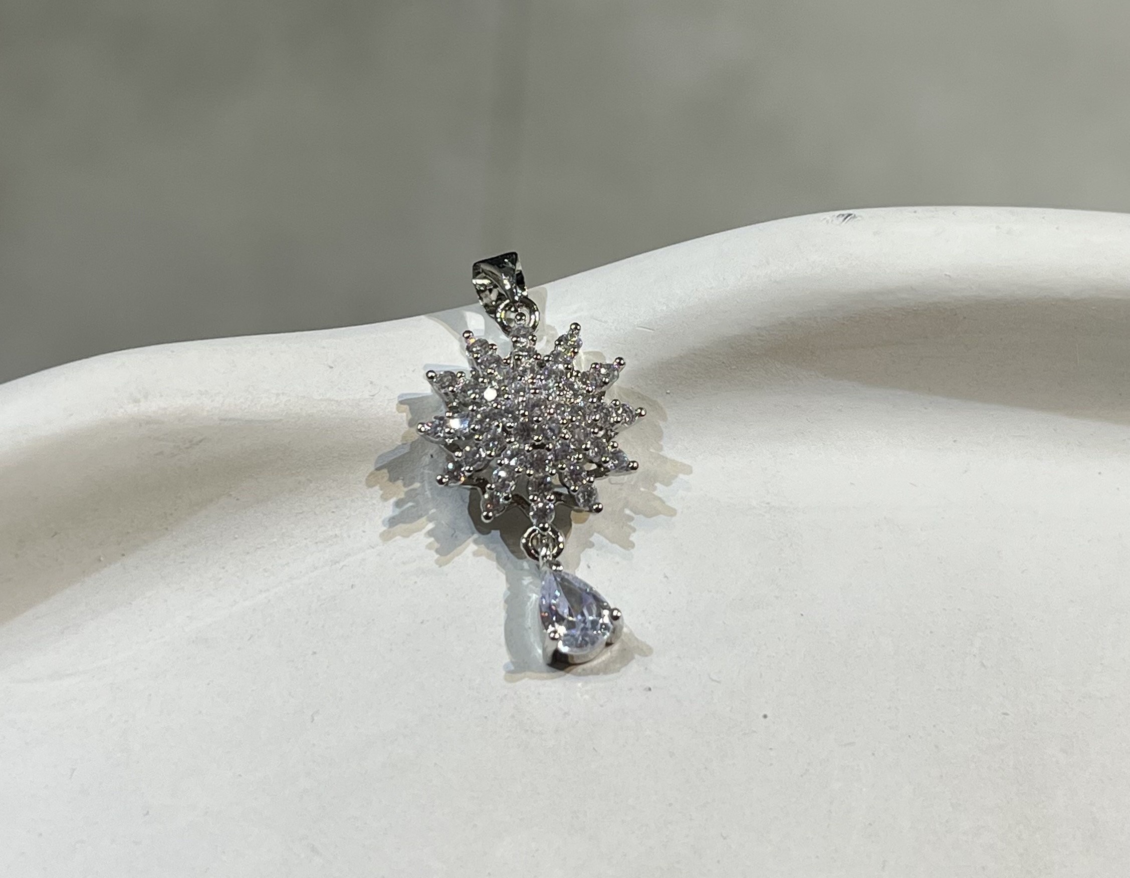 آویز نگین دار شاین طرح خورشید