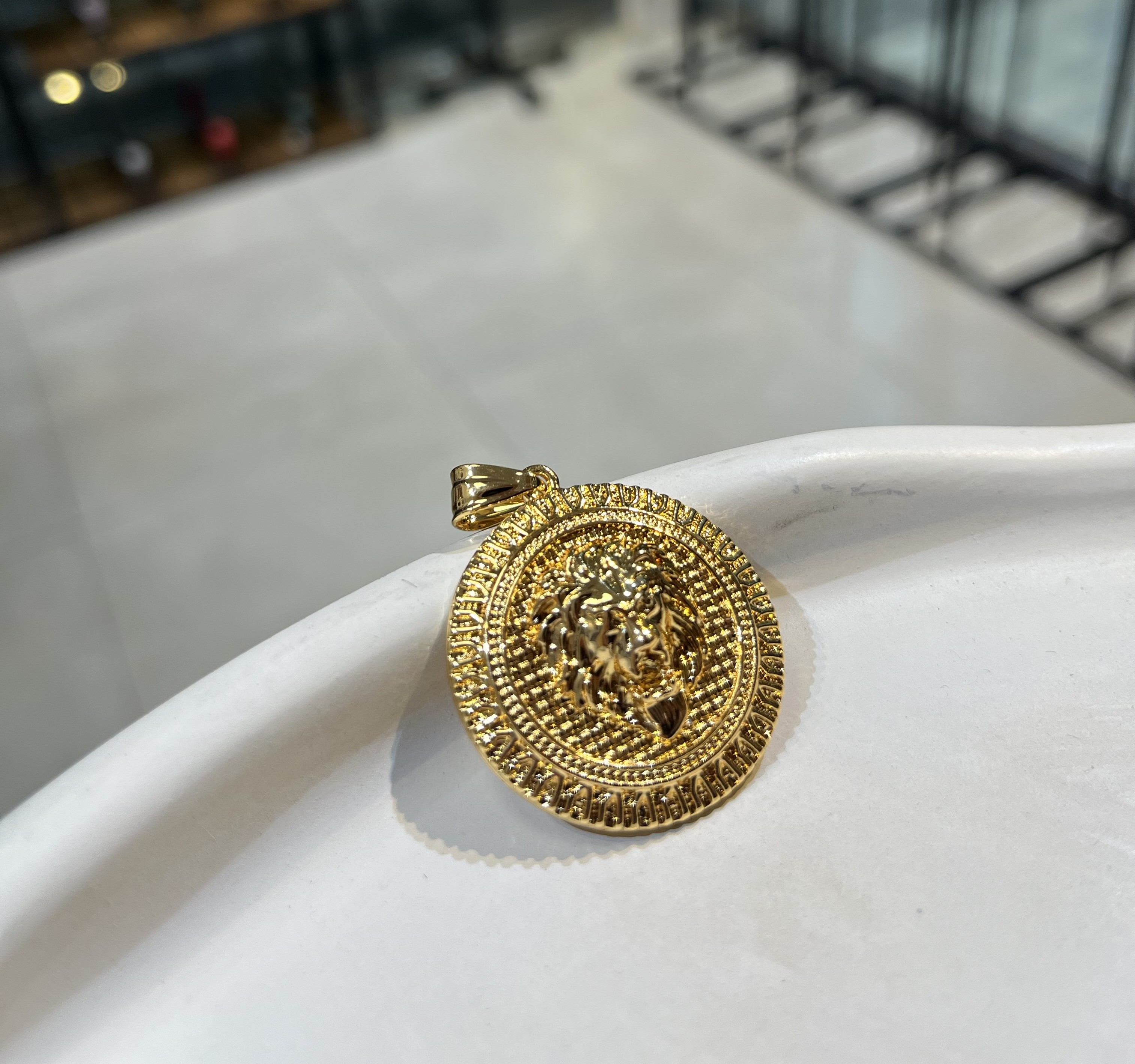 آویز استیل طلایی ورساچه